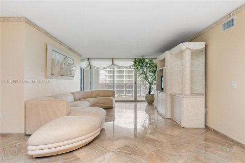 Condo in Sunny Isles Beach, Florida, 2 bedrooms  № 1841021 - photo 13