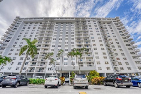 Condominio en venta en Hallandale Beach, Florida, 1 dormitorio, 80.82 m2 № 1777785 - foto 22