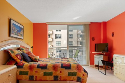 Condominio en venta en Hallandale Beach, Florida, 1 dormitorio, 80.82 m2 № 1777785 - foto 11