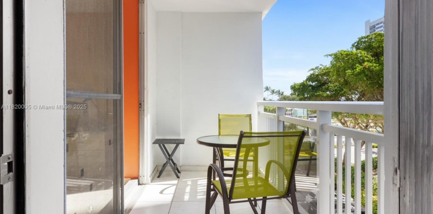 Condominio en Hallandale Beach, Florida, 1 dormitorio  № 1777785