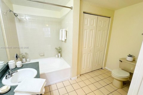 Condo in North Lauderdale, Florida, 2 bedrooms  № 2087325 - photo 17