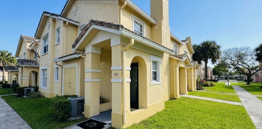 Condo in North Lauderdale, Florida, 2 bedrooms  № 2087325