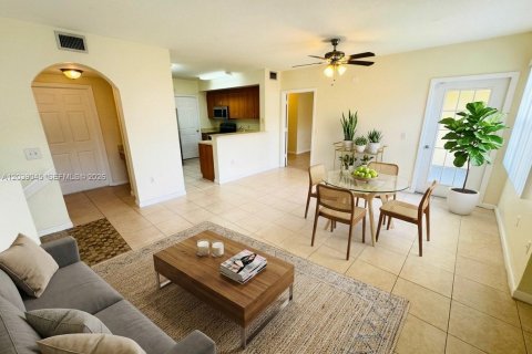 Condo in North Lauderdale, Florida, 2 bedrooms  № 2087325 - photo 2