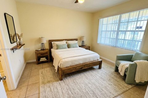 Condo in North Lauderdale, Florida, 2 bedrooms  № 2087325 - photo 11