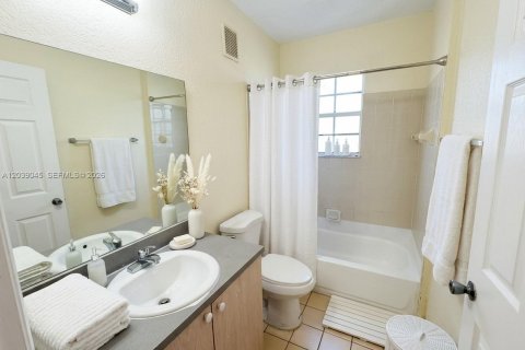 Condo in North Lauderdale, Florida, 2 bedrooms  № 2087325 - photo 22