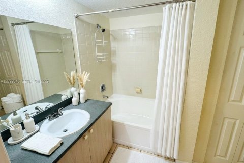 Condo in North Lauderdale, Florida, 2 bedrooms  № 2087325 - photo 15