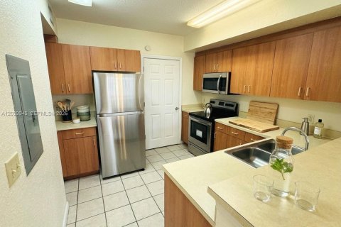 Condo in North Lauderdale, Florida, 2 bedrooms  № 2087325 - photo 4
