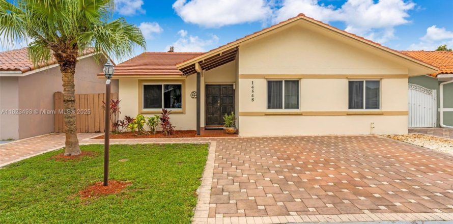 Casa en Miami, Florida 4 dormitorios, 140.93 m2 № 1790290
