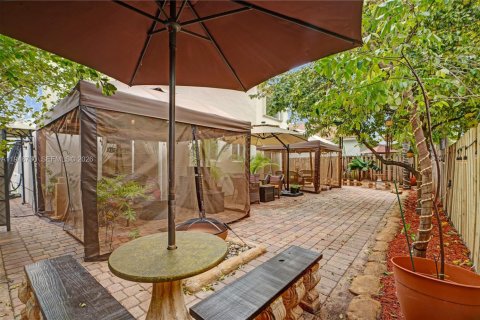 Casa en venta en Miami, Florida, 3 dormitorios, 229.19 m2 № 2006433 - foto 12