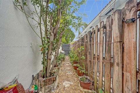 Casa en venta en Miami, Florida, 3 dormitorios, 229.19 m2 № 2006433 - foto 22