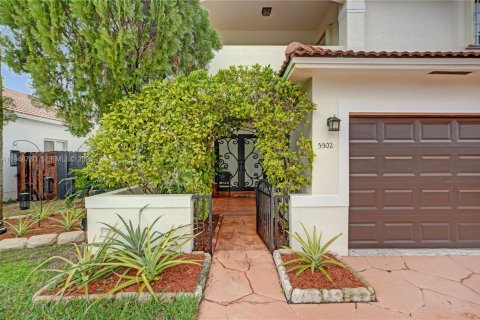 Casa en venta en Miami, Florida, 3 dormitorios, 229.19 m2 № 2006433 - foto 3