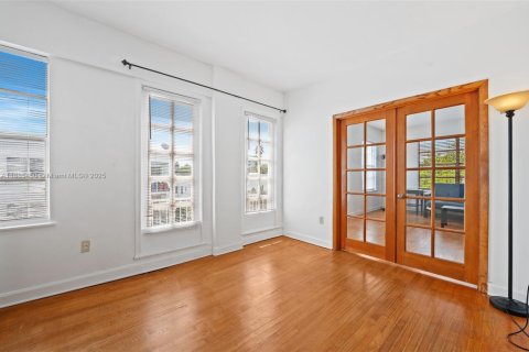 Condo in Miami Beach, Florida, 2 bedrooms  № 1944260 - photo 17