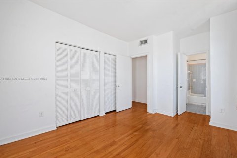 Condo in Miami Beach, Florida, 2 bedrooms  № 1944260 - photo 22
