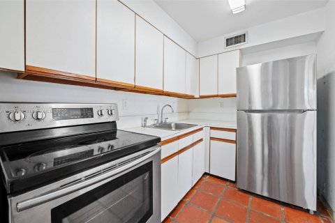 Condo in Miami Beach, Florida, 2 bedrooms  № 1944260 - photo 16