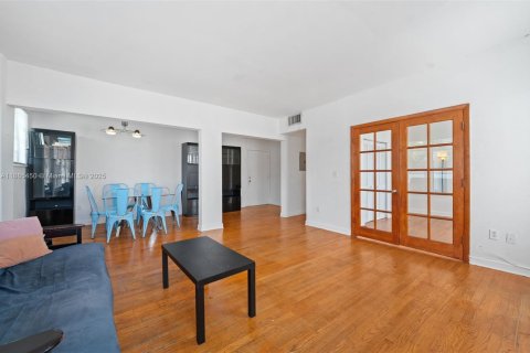 Condo in Miami Beach, Florida, 2 bedrooms  № 1944260 - photo 12