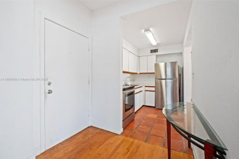 Condo in Miami Beach, Florida, 2 bedrooms  № 1944260 - photo 6