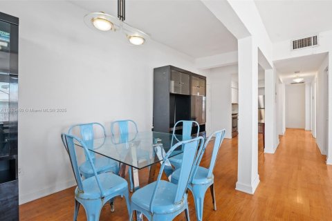 Condo in Miami Beach, Florida, 2 bedrooms  № 1944260 - photo 13