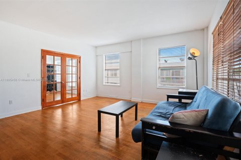 Condo in Miami Beach, Florida, 2 bedrooms  № 1944260 - photo 7