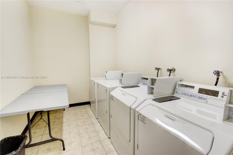 Condo in Miami Beach, Florida, 2 bedrooms  № 1944260 - photo 25
