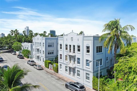 Condo in Miami Beach, Florida, 2 bedrooms  № 1944260 - photo 27