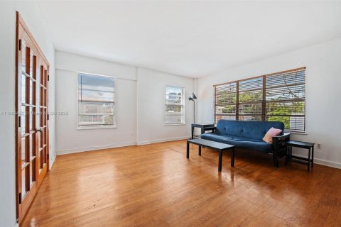 Condo in Miami Beach, Florida, 2 bedrooms  № 1944260 - photo 9