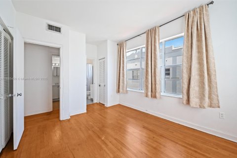 Condo in Miami Beach, Florida, 2 bedrooms  № 1944260 - photo 21