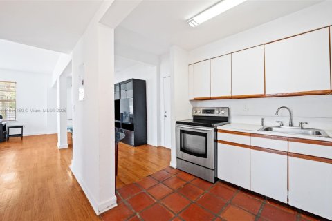 Condo in Miami Beach, Florida, 2 bedrooms  № 1944260 - photo 10