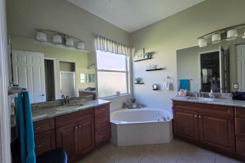 House in Port St. Lucie, Florida 4 bedrooms, 208.29 sq.m. № 2083011 - photo 13