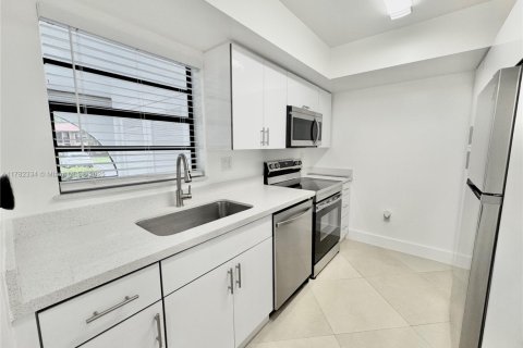 Condo in Sunrise, Florida, 2 bedrooms  № 1939779 - photo 11