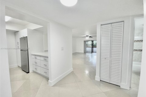 Condo in Sunrise, Florida, 2 bedrooms  № 1939779 - photo 2
