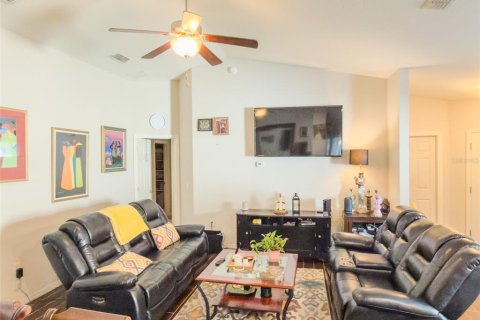House in Winter Haven, Florida 4 bedrooms, 144.93 sq.m. № 2108855 - photo 8