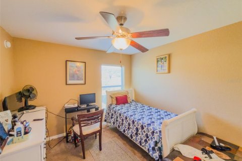 House in Winter Haven, Florida 4 bedrooms, 144.93 sq.m. № 2108855 - photo 15