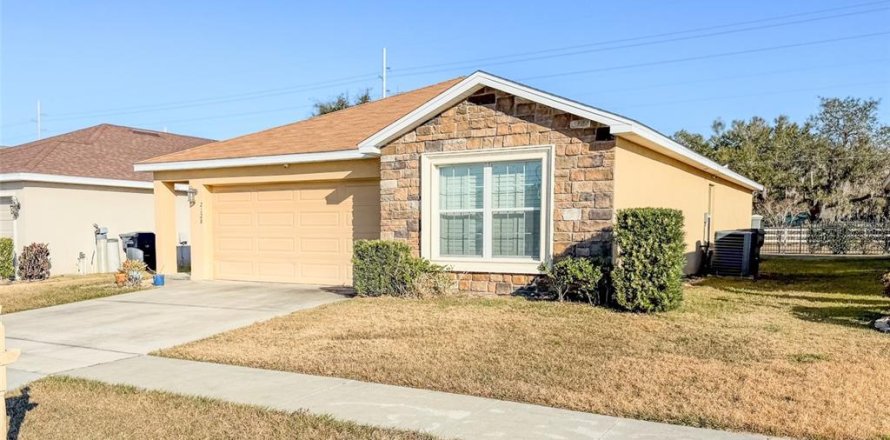 House in Winter Haven, Florida 4 bedrooms, 144.93 sq.m. № 2108855