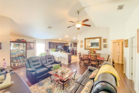 House in Winter Haven, Florida 4 bedrooms, 144.93 sq.m. № 2108855 - photo 11