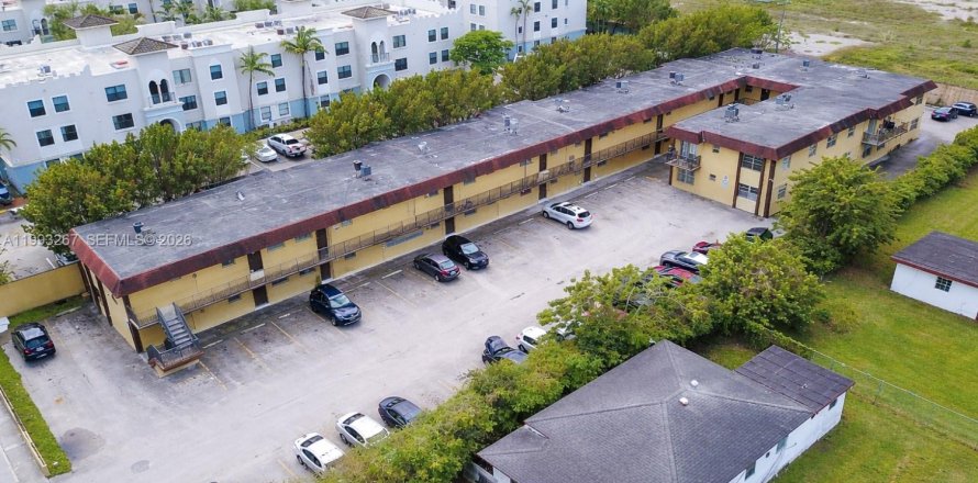 Propiedad comercial en Opa-locka, Florida № 2056173