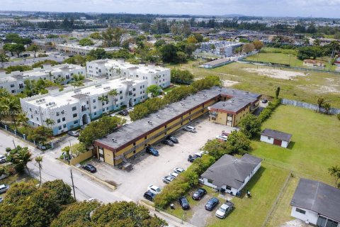 Propiedad comercial en venta en Opa-locka, Florida № 2056173 - foto 4