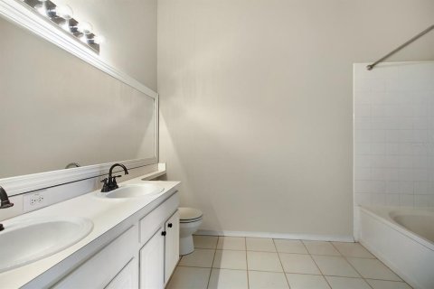 Townhouse in Brandon, Florida 2 bedrooms, 103.12 sq.m. № 2266497 - photo 10