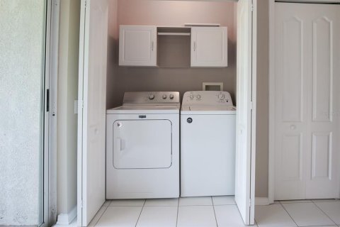 Townhouse in Brandon, Florida 2 bedrooms, 103.12 sq.m. № 2266497 - photo 13