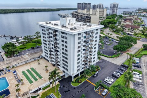 Condo in North Palm Beach, Florida, 2 bedrooms № 2384525 - photo 23