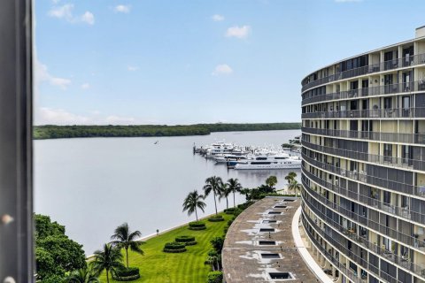 Condo in North Palm Beach, Florida, 2 bedrooms № 2384525 - photo 19
