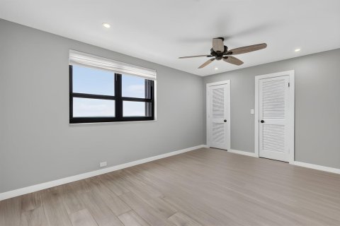 Condo in North Palm Beach, Florida, 2 bedrooms № 2384525 - photo 15
