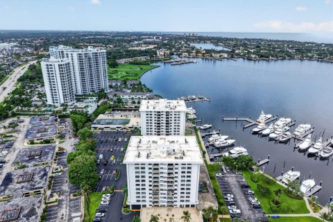 Condo in North Palm Beach, Florida, 2 bedrooms № 2384525 - photo 26