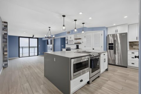 Condo in North Palm Beach, Florida, 2 bedrooms № 2384525 - photo 6