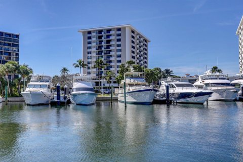 Condo in North Palm Beach, Florida, 2 bedrooms № 2384525 - photo 27