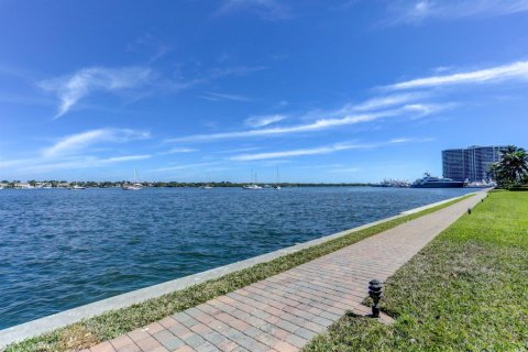 Condo in North Palm Beach, Florida, 2 bedrooms № 2384525 - photo 28