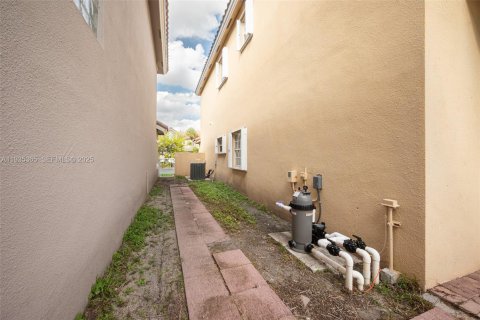Casa en venta en Miami, Florida, 4 dormitorios, 222.87 m2 № 1993556 - foto 29