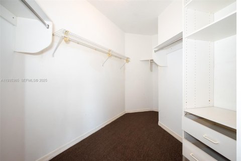 Casa en venta en Miami, Florida, 4 dormitorios, 222.87 m2 № 1993556 - foto 14