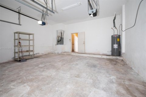 Casa en venta en Miami, Florida, 4 dormitorios, 222.87 m2 № 1993556 - foto 11