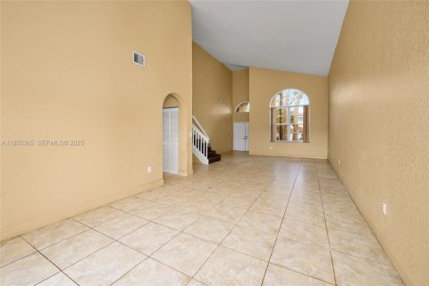 Casa en venta en Miami, Florida, 4 dormitorios, 222.87 m2 № 1993556 - foto 5