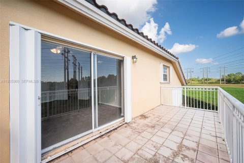 Casa en venta en Miami, Florida, 4 dormitorios, 222.87 m2 № 1993556 - foto 27